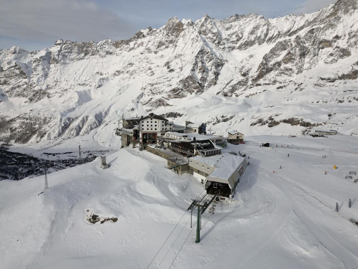 Hotel Lo Stambecco เบรยล์-แชร์วิเนีย ภายนอก รูปภาพ