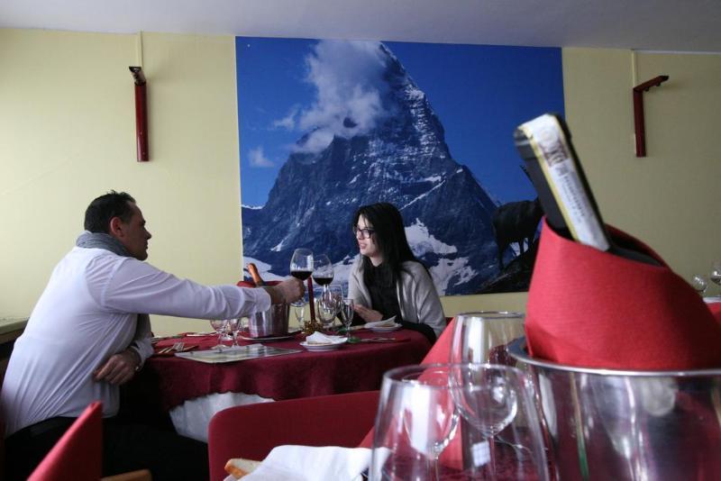 Hotel Lo Stambecco เบรยล์-แชร์วิเนีย ภายนอก รูปภาพ