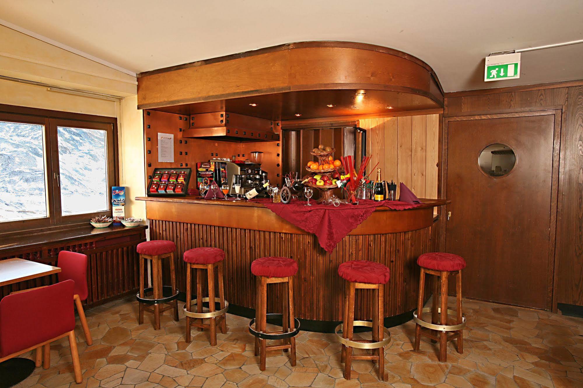 Hotel Lo Stambecco เบรยล์-แชร์วิเนีย ภายนอก รูปภาพ