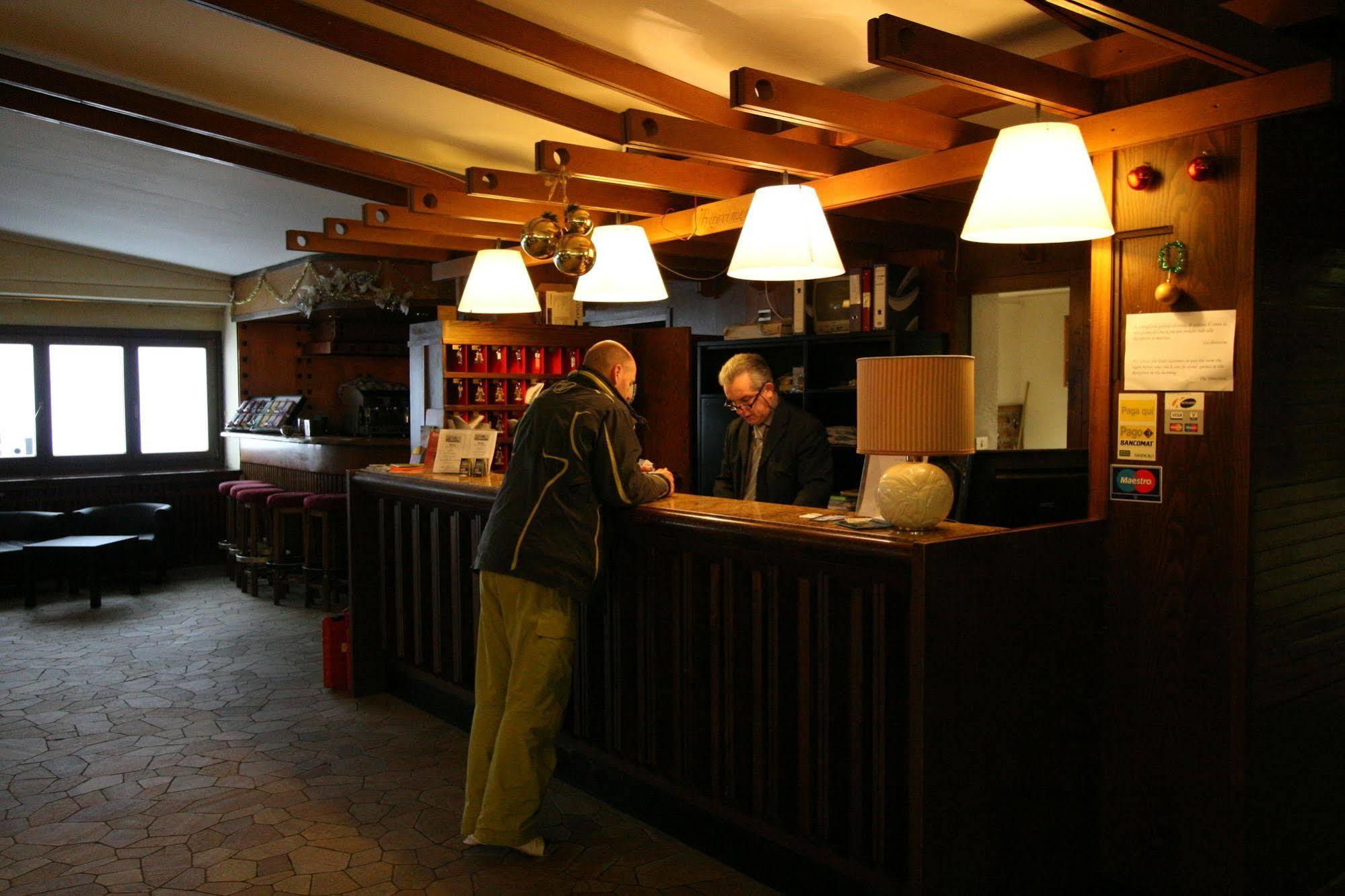 Hotel Lo Stambecco เบรยล์-แชร์วิเนีย ภายนอก รูปภาพ