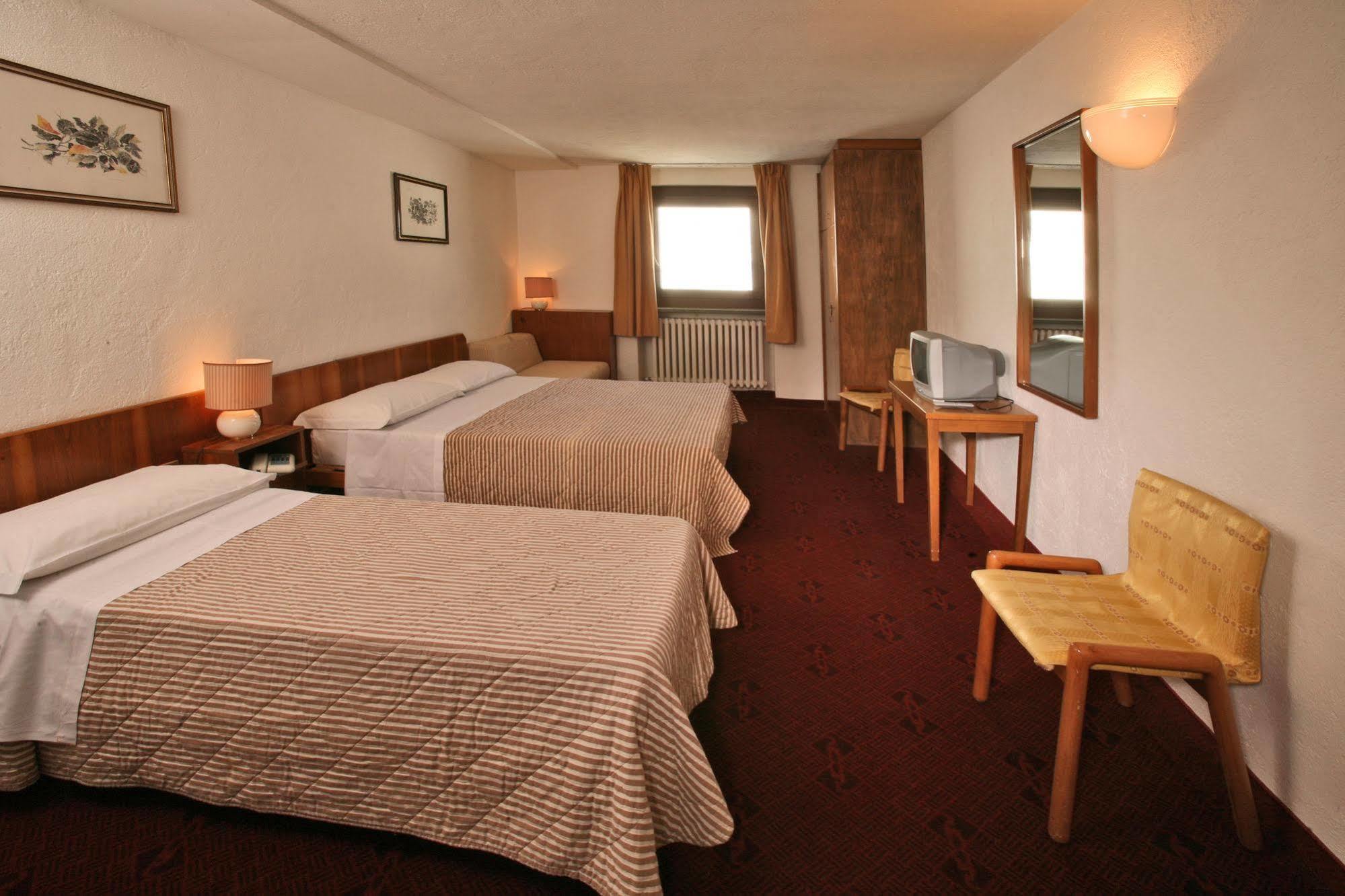 Hotel Lo Stambecco เบรยล์-แชร์วิเนีย ภายนอก รูปภาพ