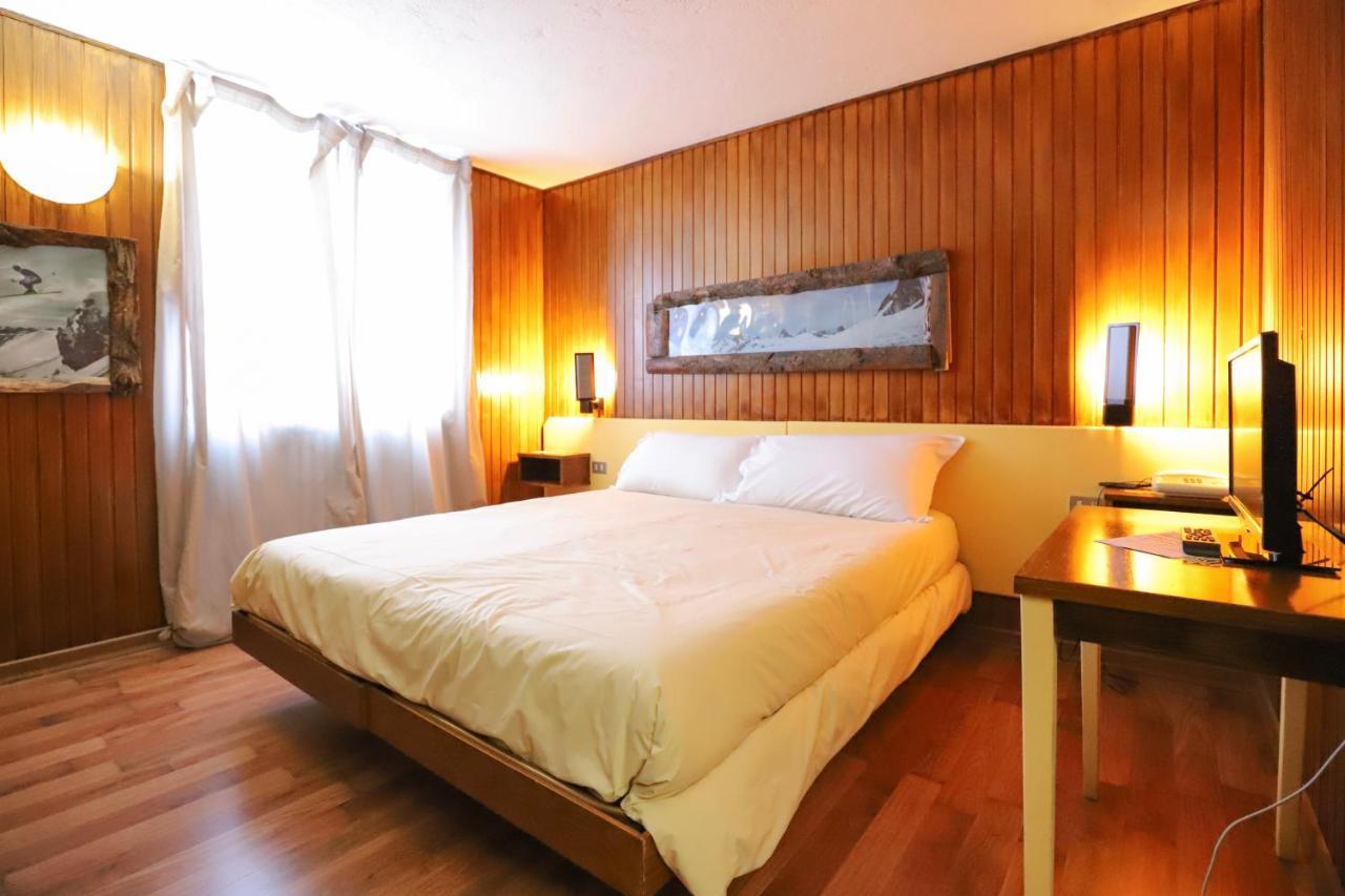 Hotel Lo Stambecco เบรยล์-แชร์วิเนีย ภายนอก รูปภาพ