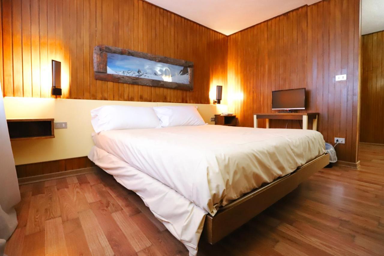 Hotel Lo Stambecco เบรยล์-แชร์วิเนีย ภายนอก รูปภาพ