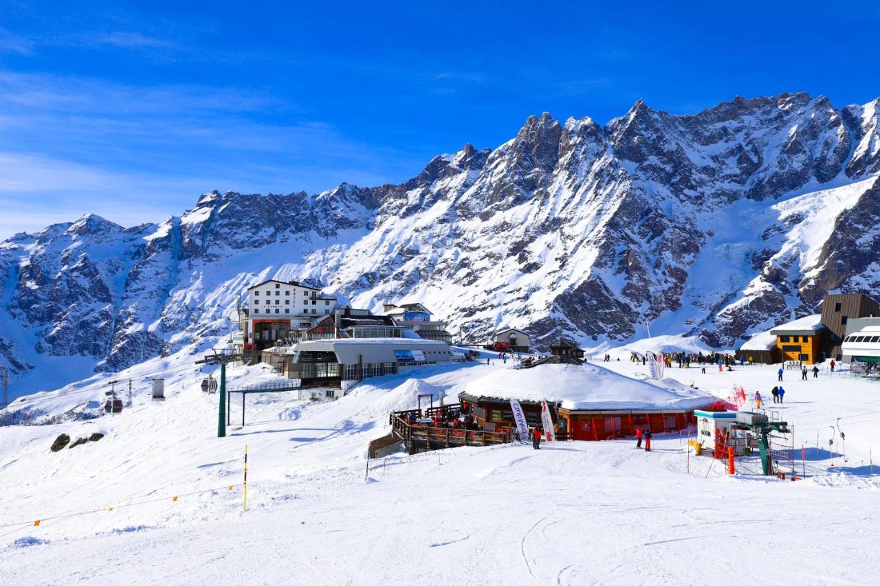 Hotel Lo Stambecco เบรยล์-แชร์วิเนีย ภายนอก รูปภาพ